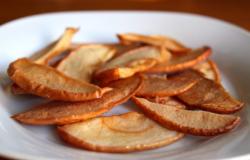 Сушеные яблоки — полезное и вредное воздействие на организм человека Сушеное яблоко в духовке калории